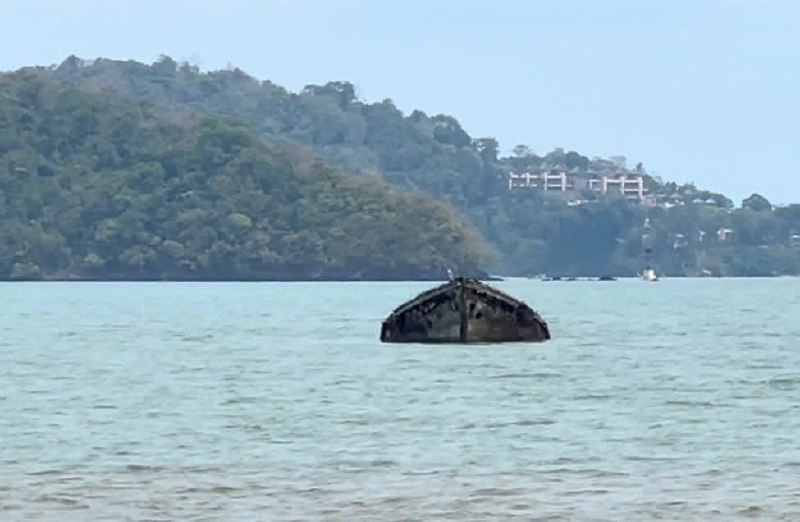 Затонувший корабль у берегов Пхукета