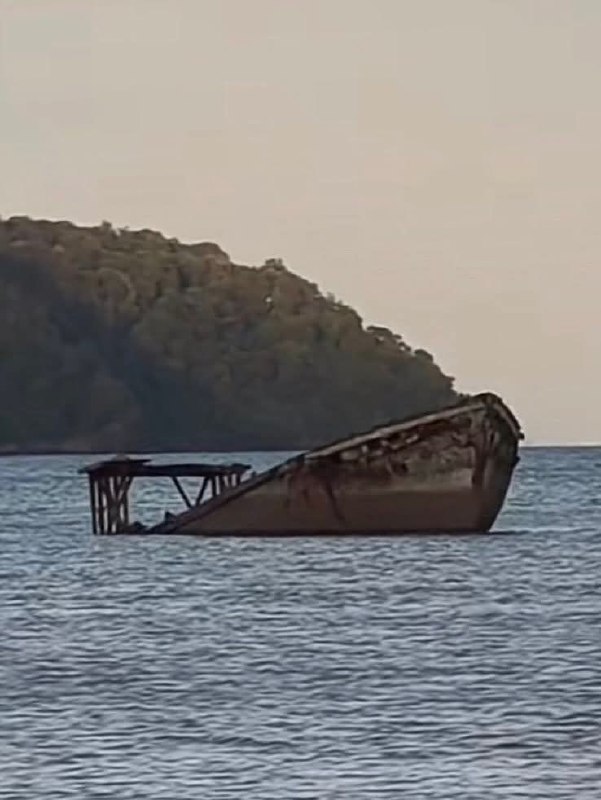 Затонувший корабль у берегов Пхукета