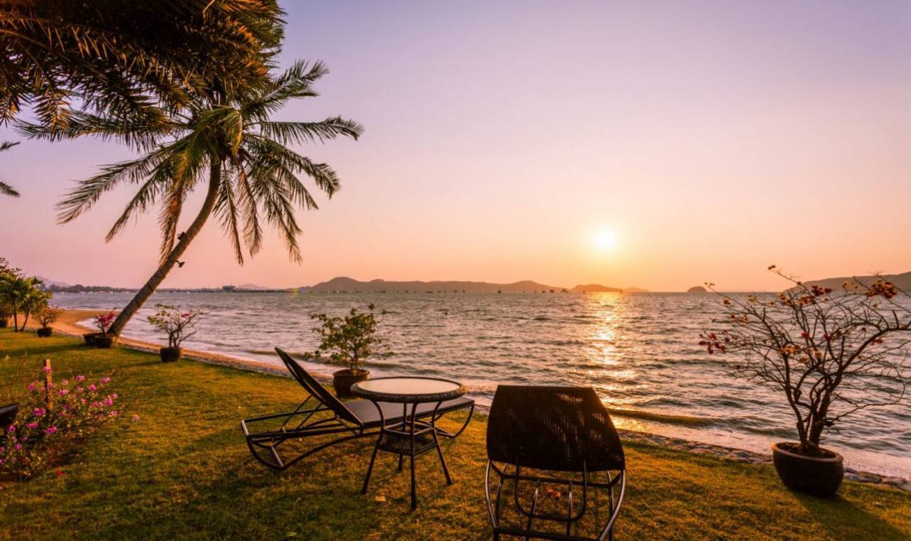 Роскошная вилла у моря с 9 спальнями