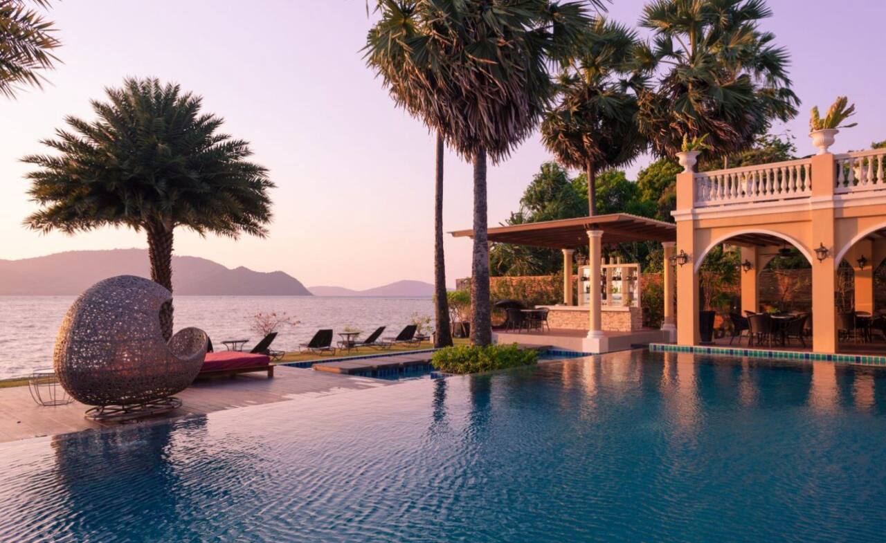 Роскошная вилла у моря с 9 спальнями