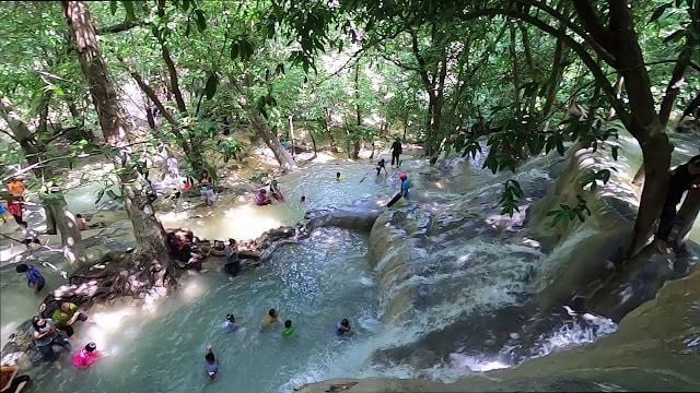 Скандал в Таиланде: секс у водопада