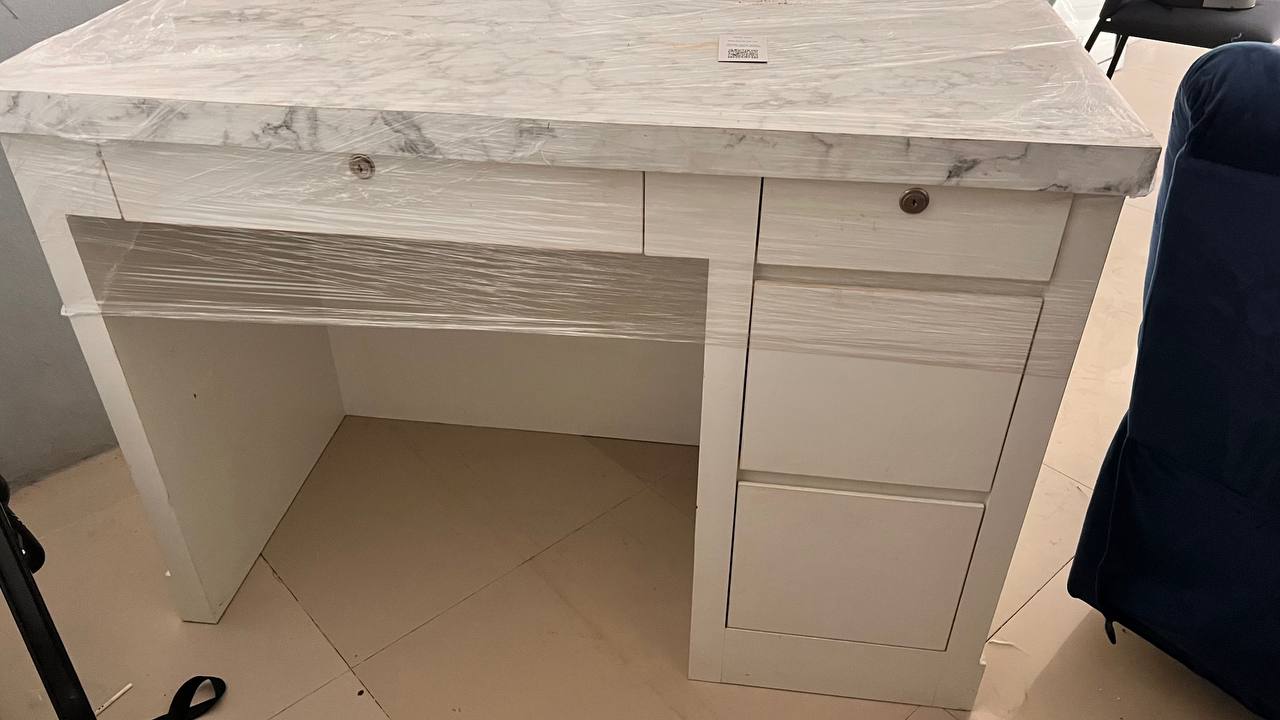 Продажа кресла и стойки ресепшен