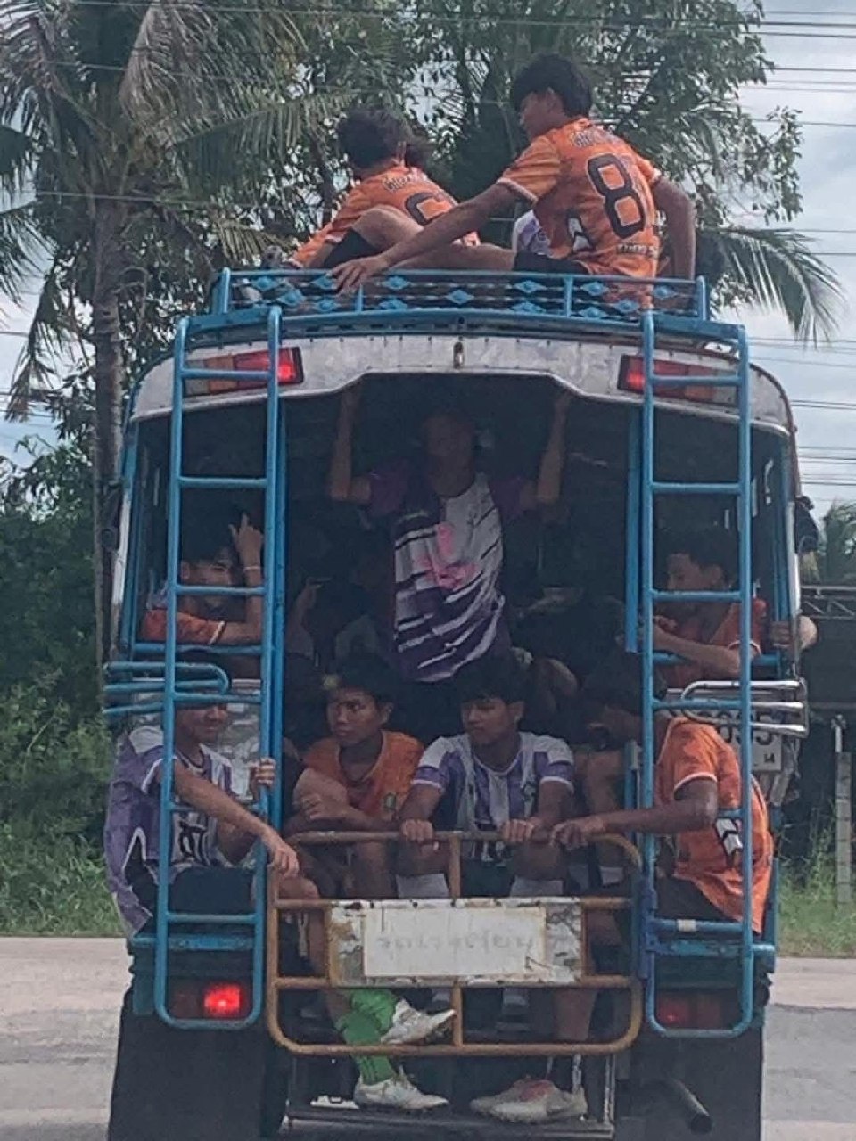 Школьная команда по футболу из Таиланда