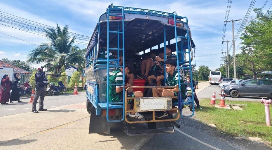 Школьная команда по футболу из Таиланда