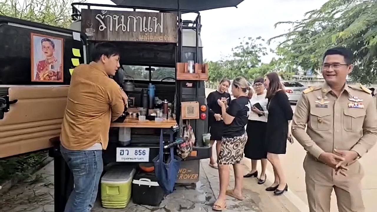 Мужчина продает кофе для благотворительности