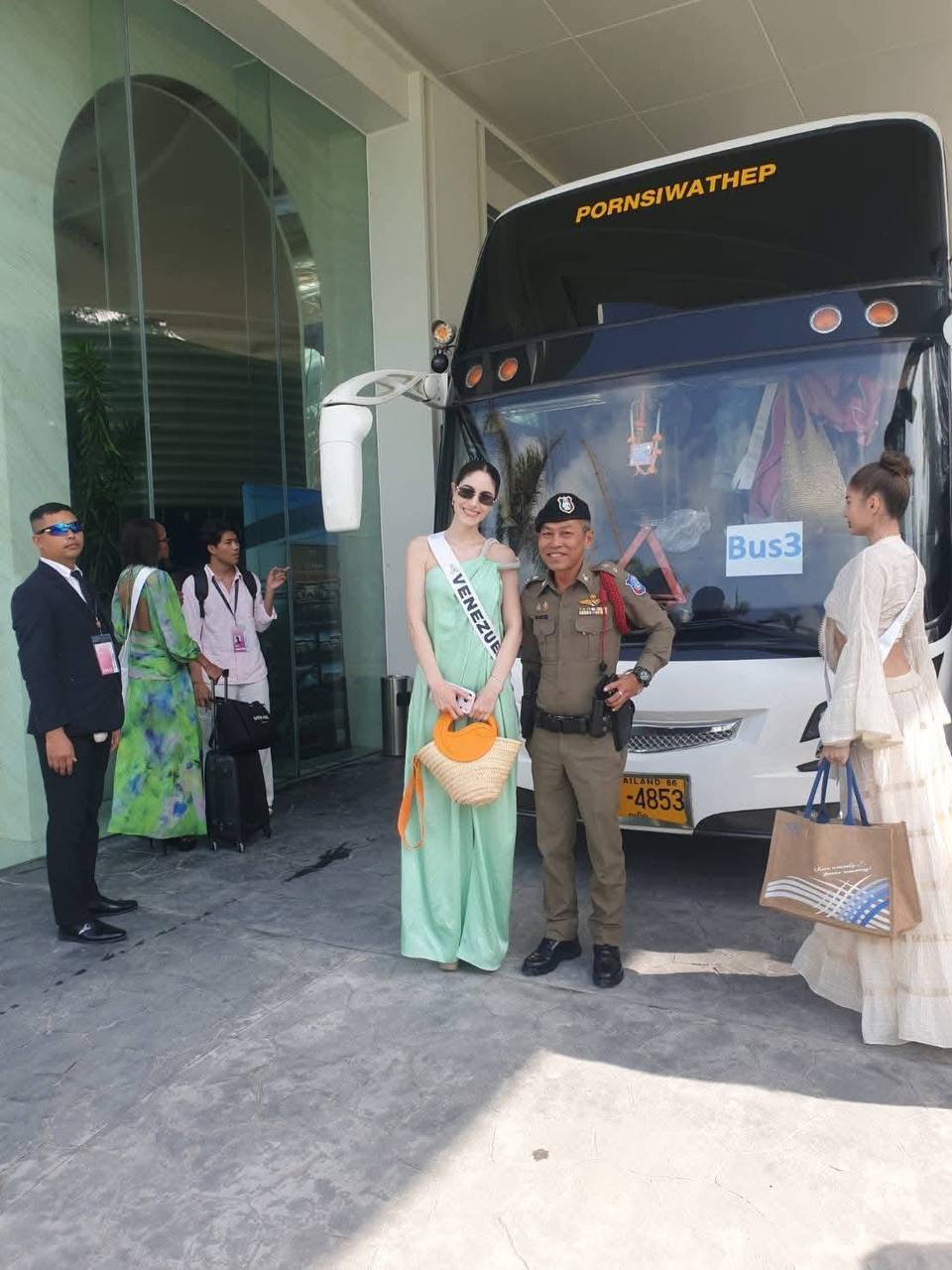 Туристическая полиция охраняет участниц «Мисс Вселенная»