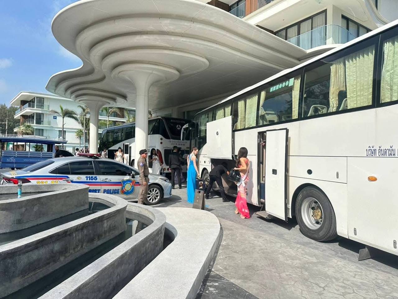 Туристическая полиция охраняет участниц «Мисс Вселенная»