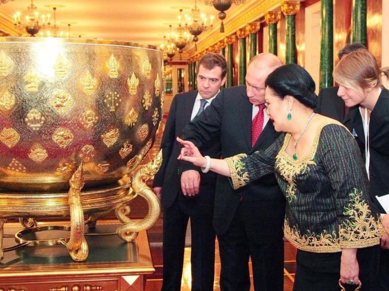 Исторический визит королевы-матери Сирикит