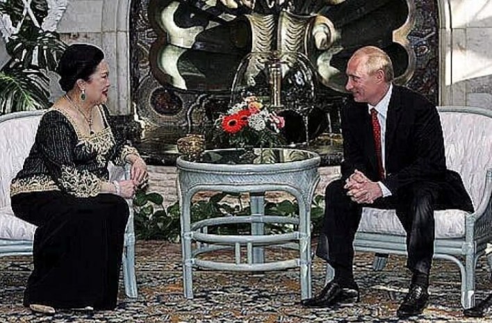 Исторический визит королевы-матери Сирикит