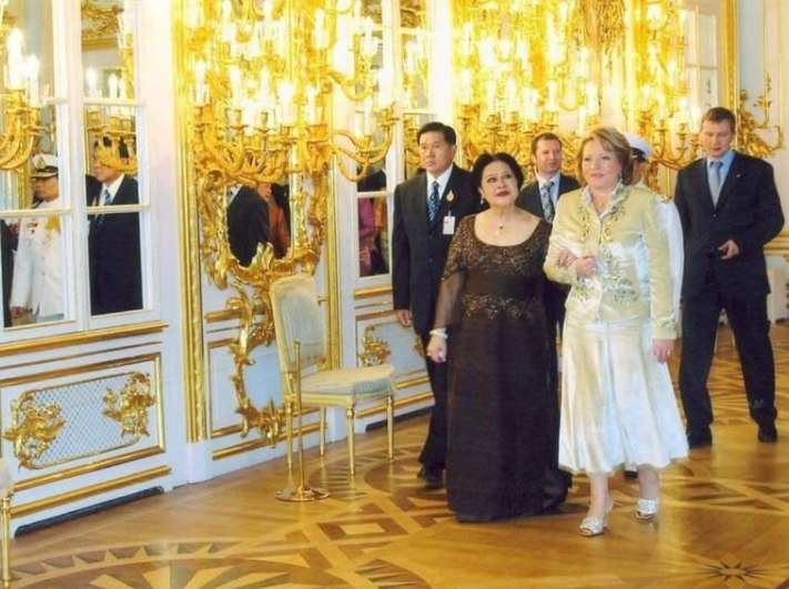 Исторический визит королевы-матери Сирикит