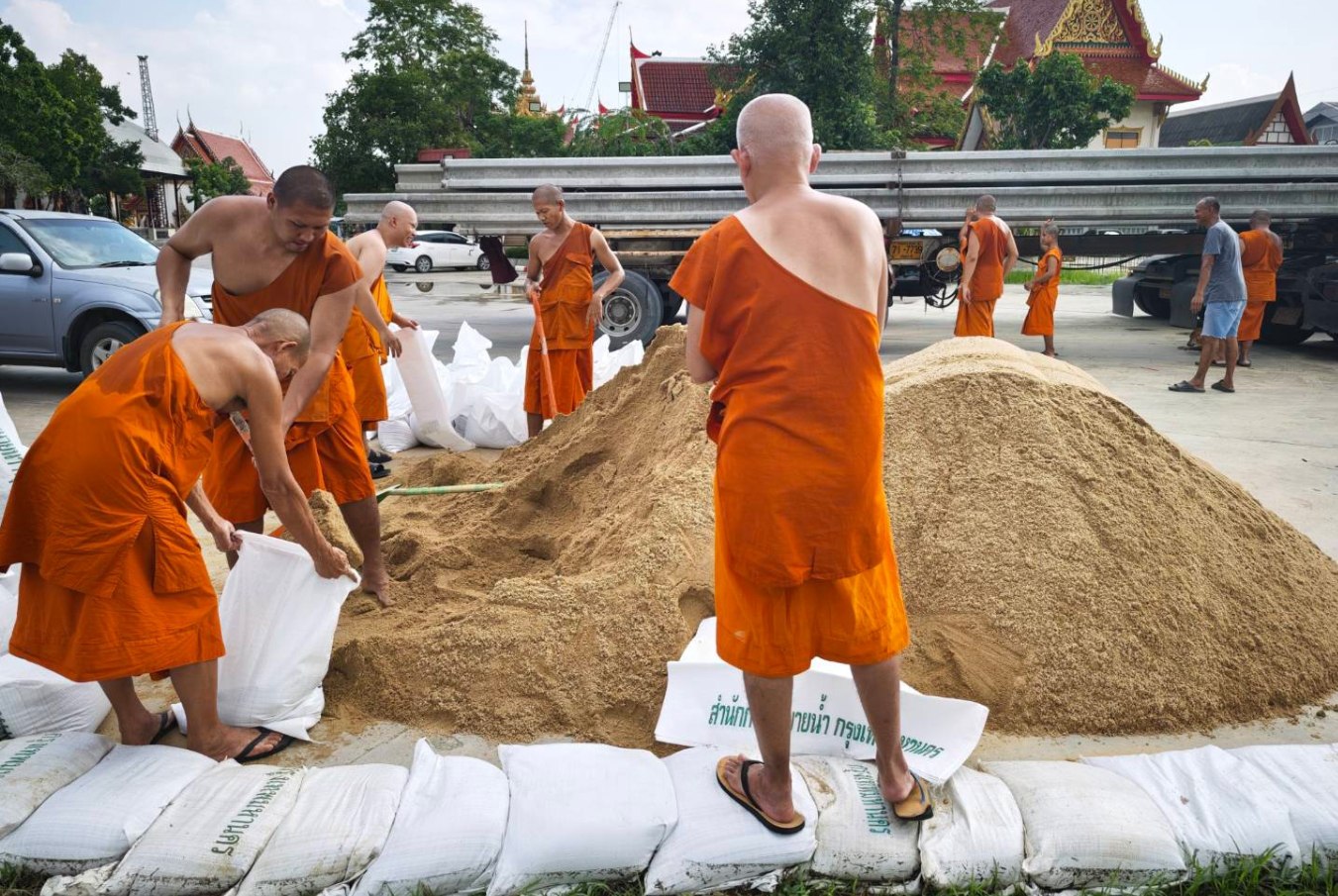 Монахи Таиланда строят защиту от наводнения