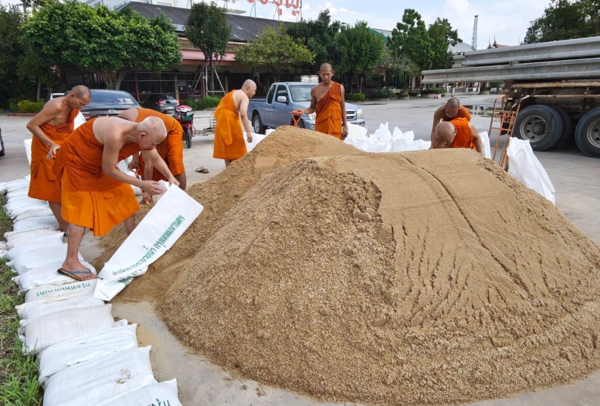 Монахи Таиланда строят защиту от наводнения