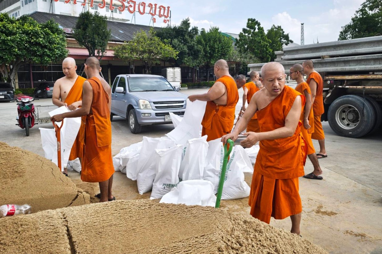 Монахи Таиланда строят защиту от наводнения