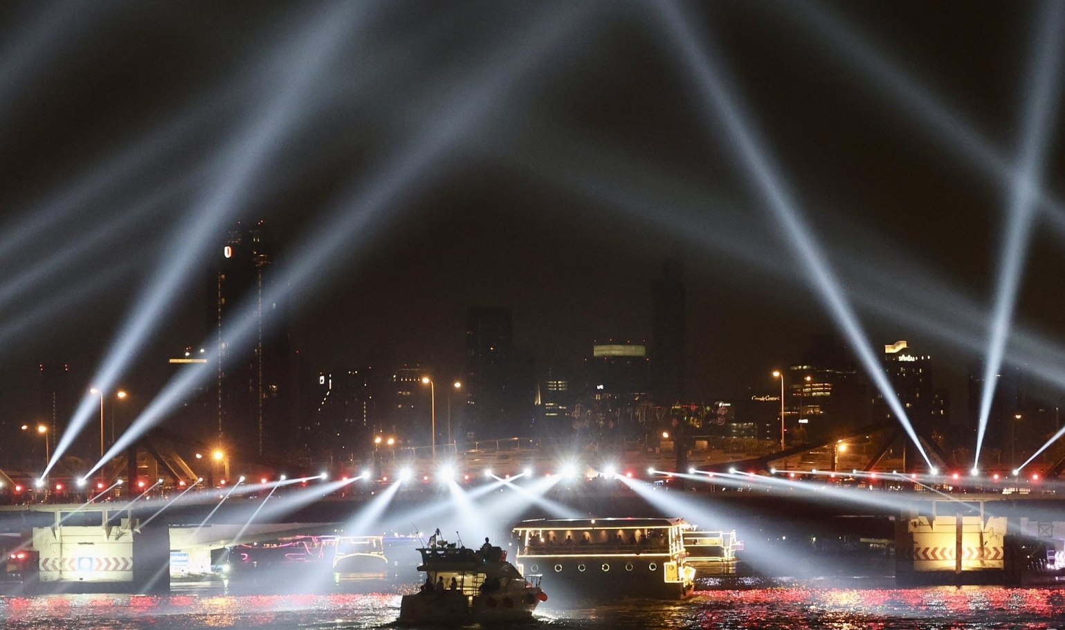 Световое шоу в честь королевы-матери в Бангкоке