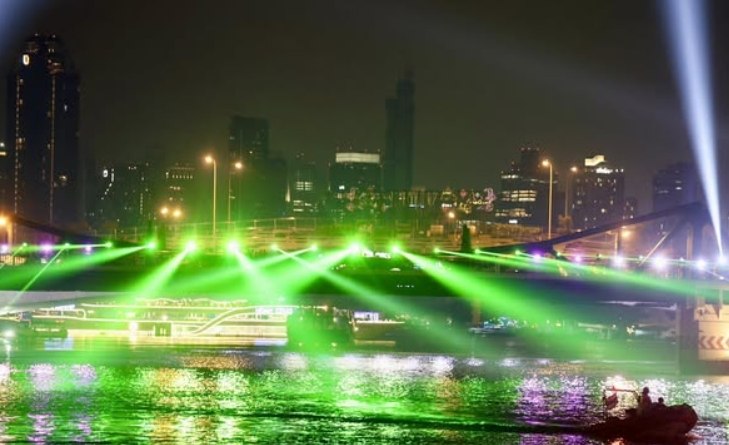 Световое шоу в честь королевы-матери в Бангкоке