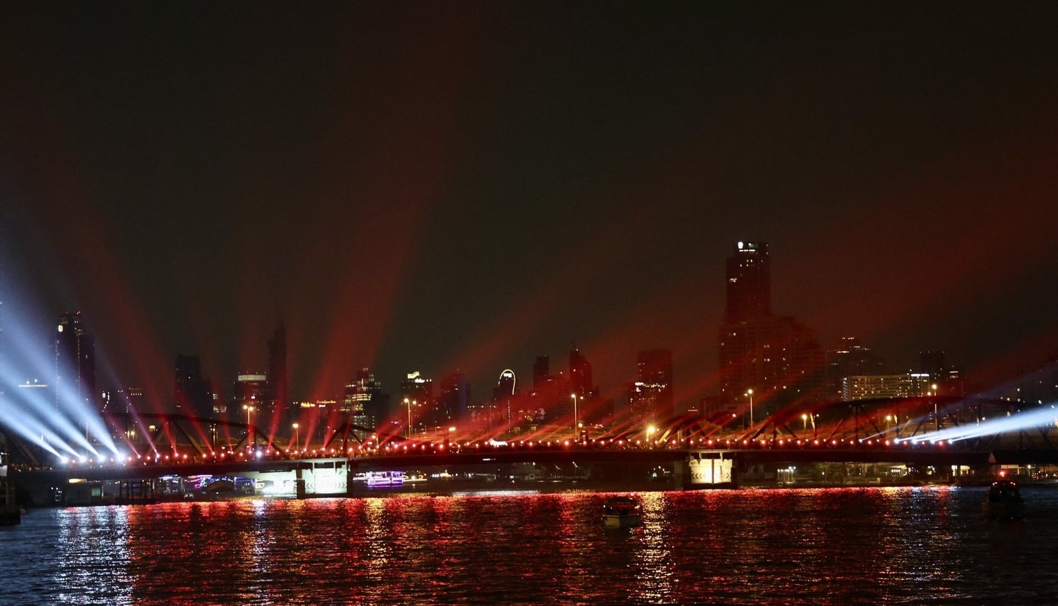 Световое шоу в честь королевы-матери в Бангкоке