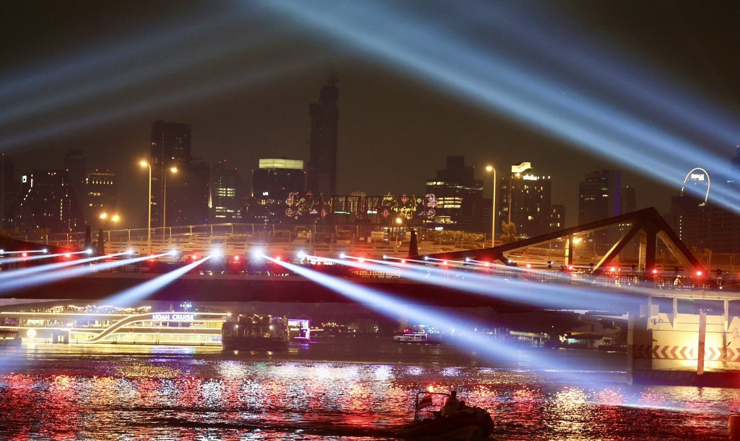 Световое шоу в честь королевы-матери в Бангкоке