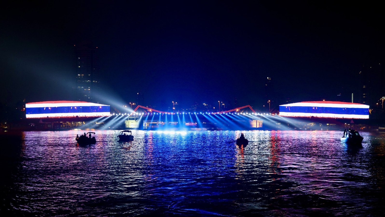 Световое шоу в честь королевы-матери в Бангкоке