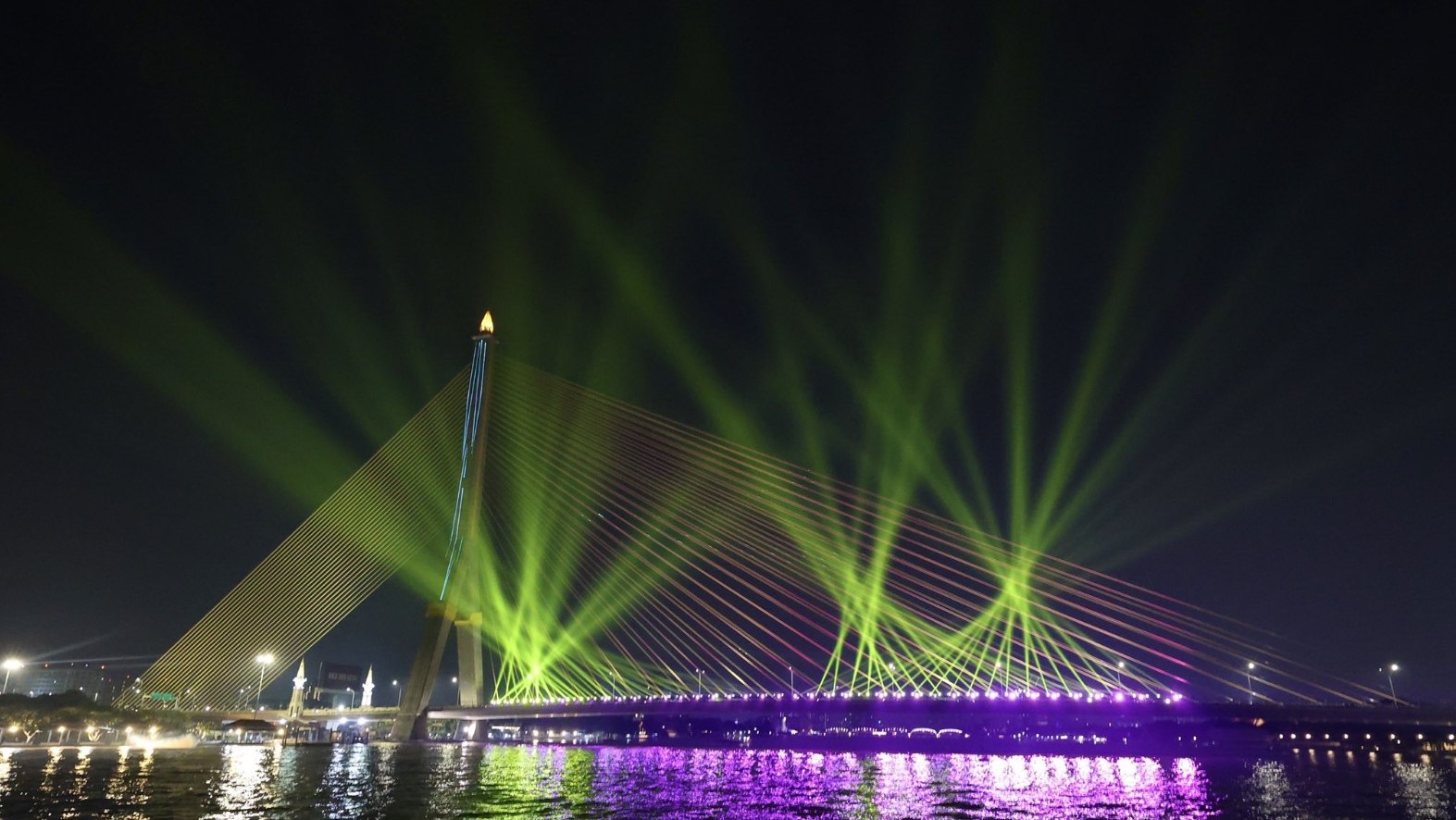 Световое шоу в честь королевы-матери в Бангкоке