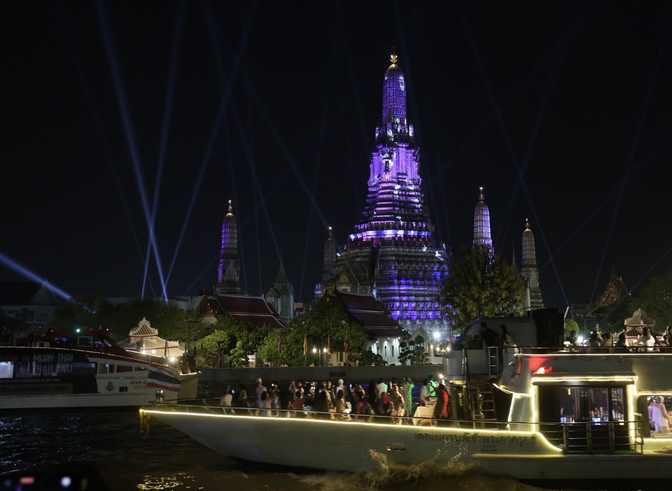 Световое шоу в честь королевы-матери в Бангкоке
