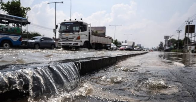 Подтопление дороги в Таиланде