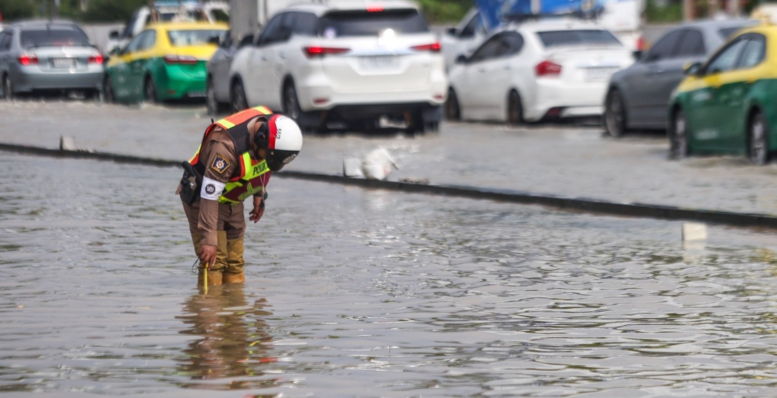 Подтопление дороги в Таиланде