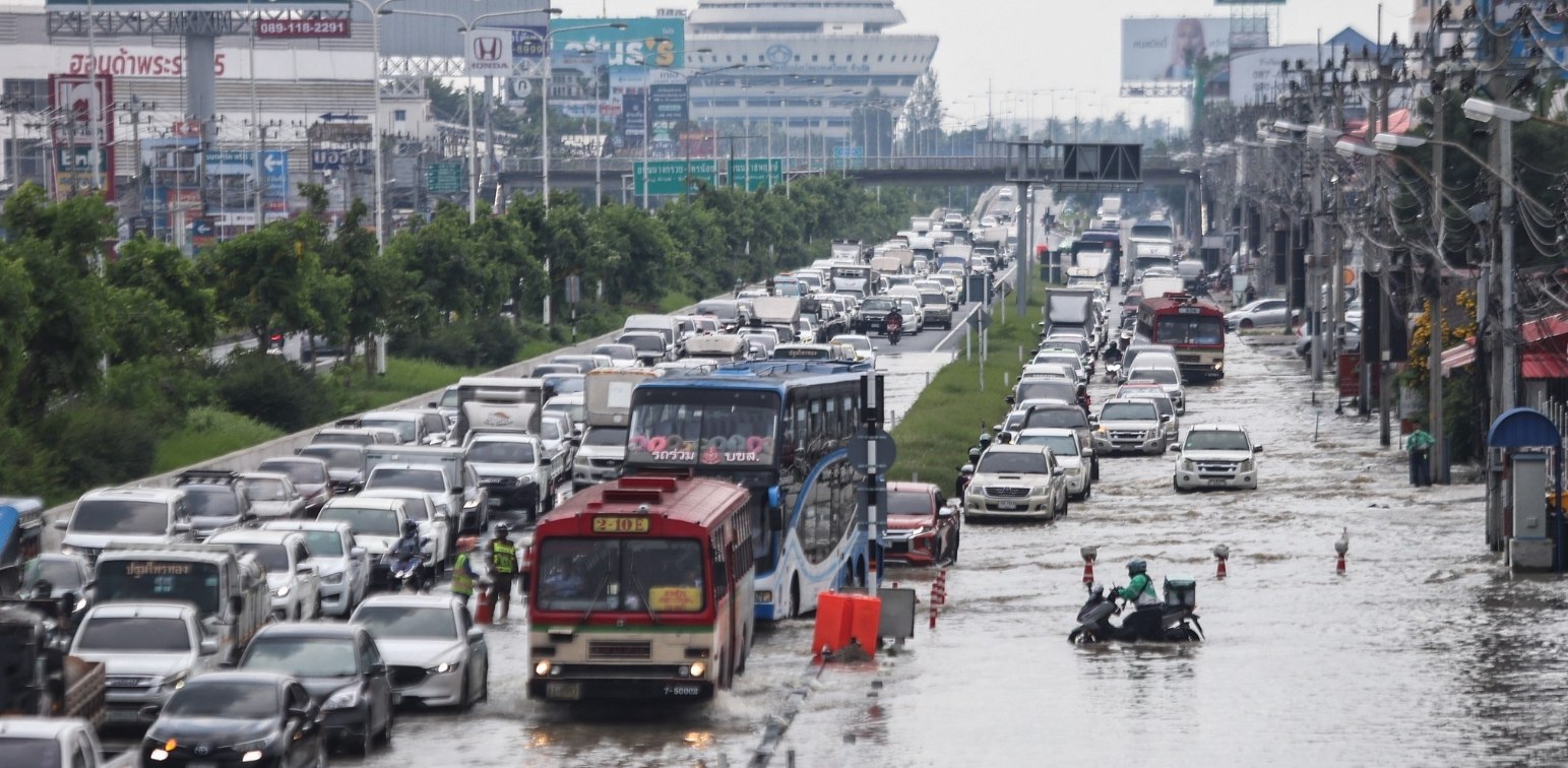 Подтопление дороги в Таиланде