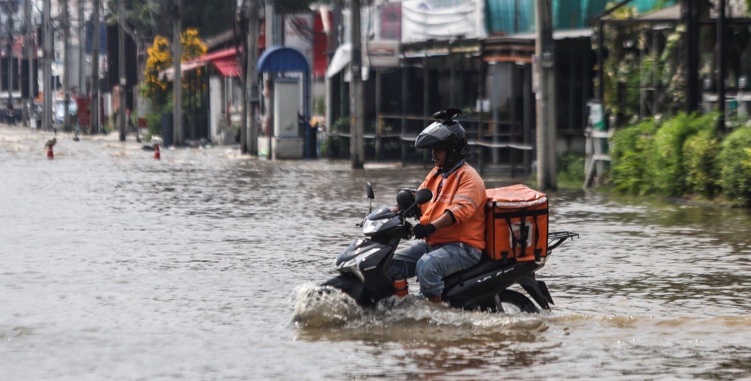 Подтопление дороги в Таиланде