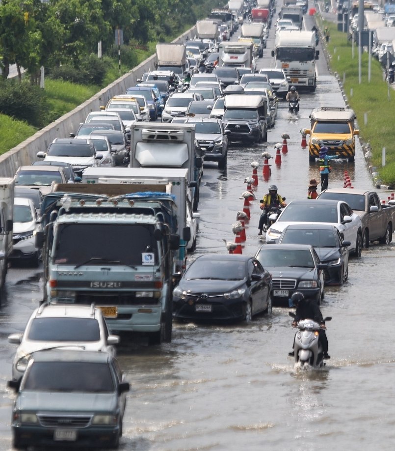 Подтопление дороги в Таиланде