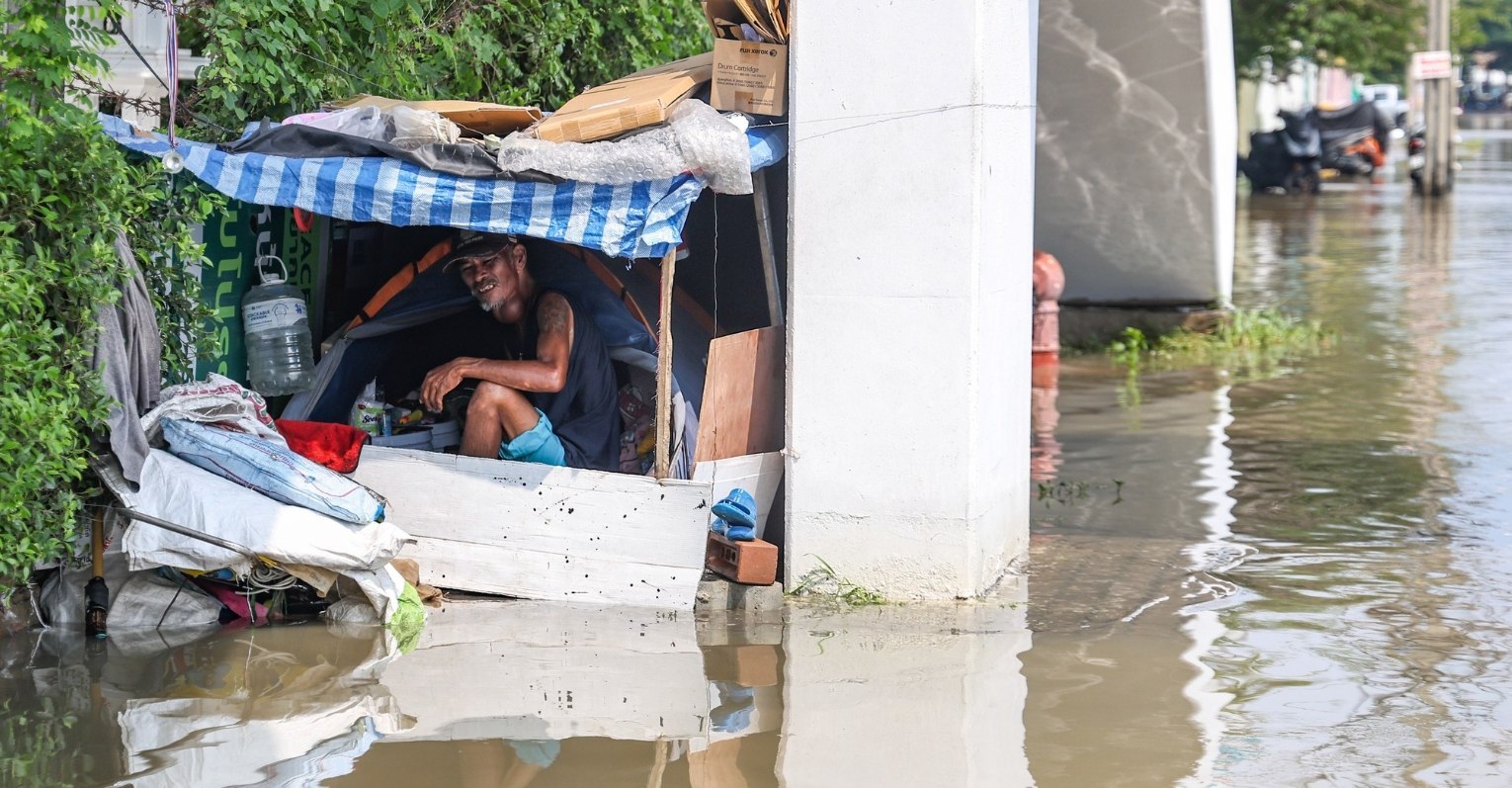 Подтопление дороги в Таиланде