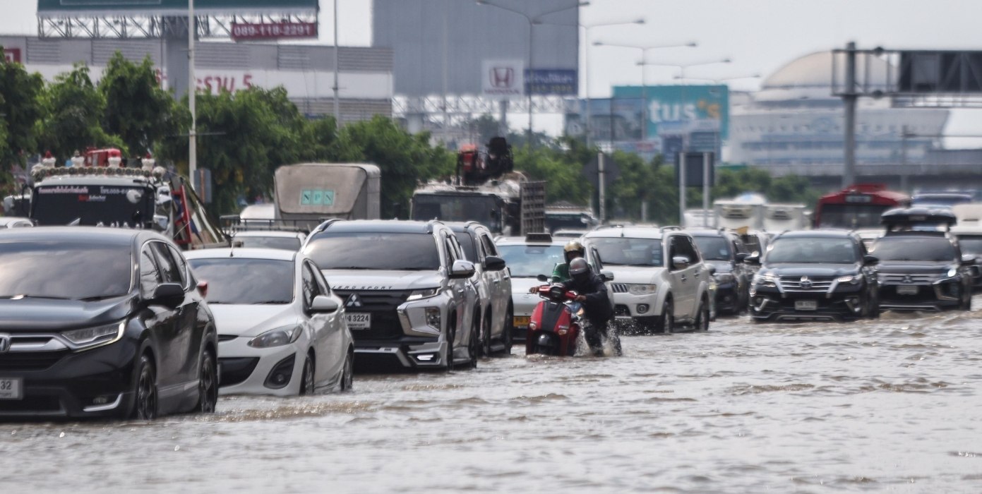 Подтопление дороги в Таиланде