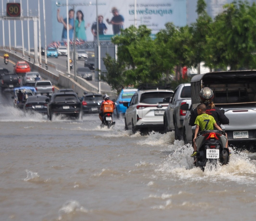 Подтопление дороги в Таиланде