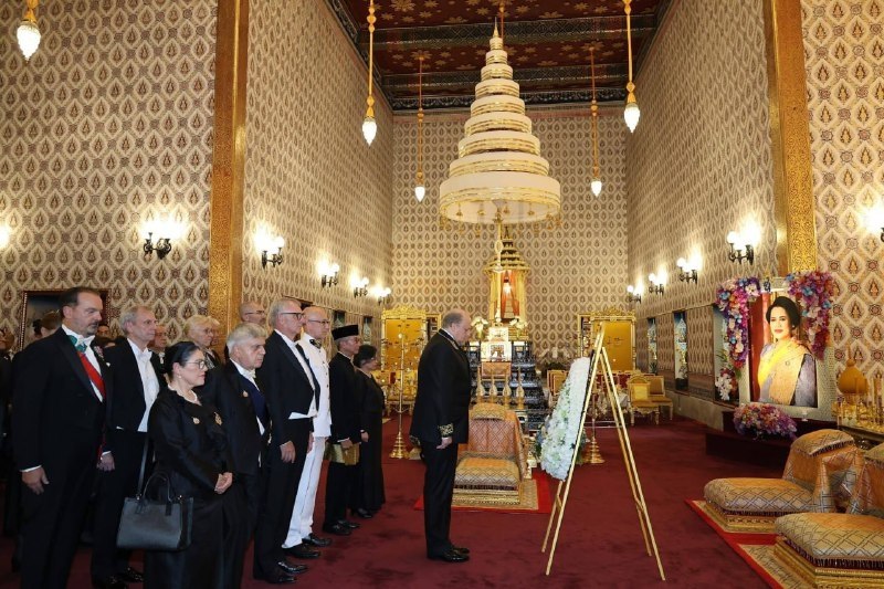 Российский посол почтил память королевы-матери