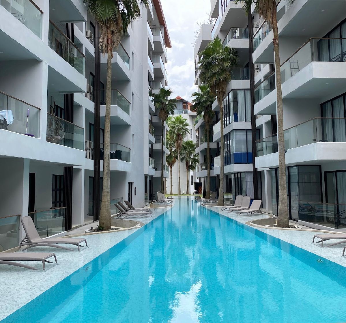 Стильная квартира с видом на бассейн