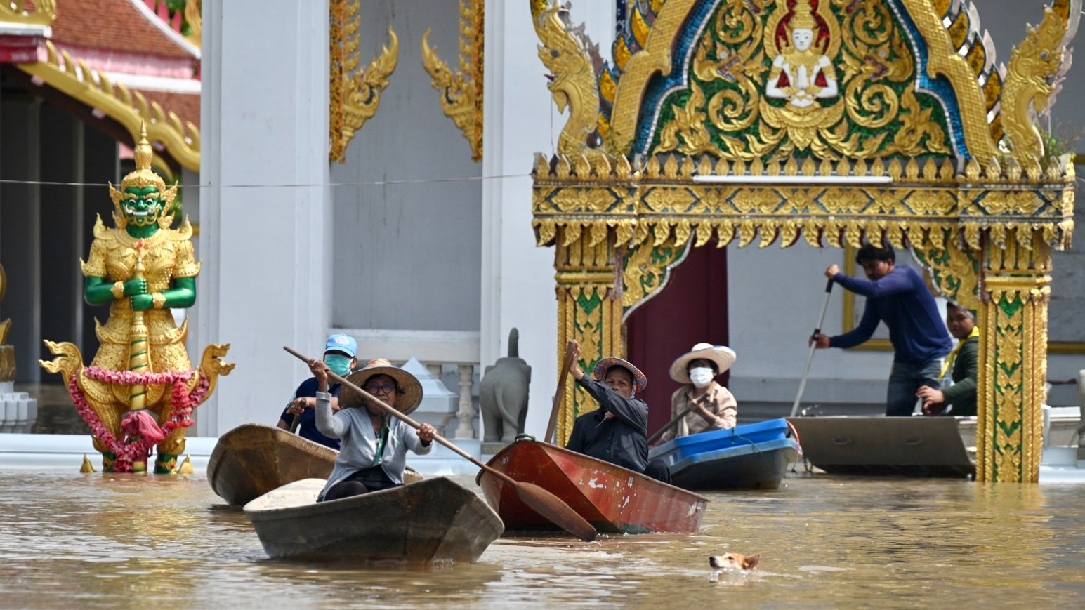 Премьер-министр Анутин в затопленной Аюттхае