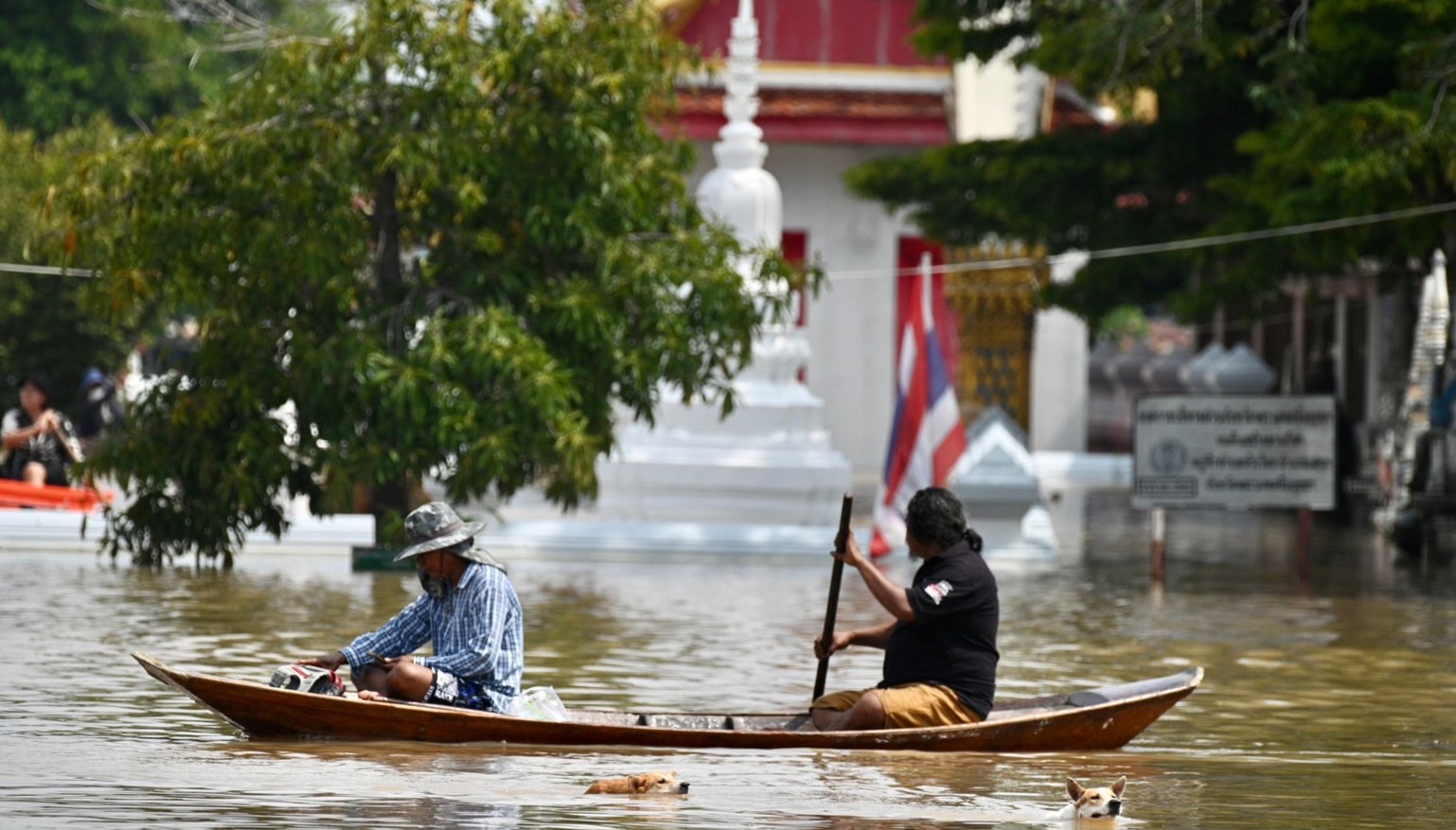 Премьер-министр Анутин в затопленной Аюттхае