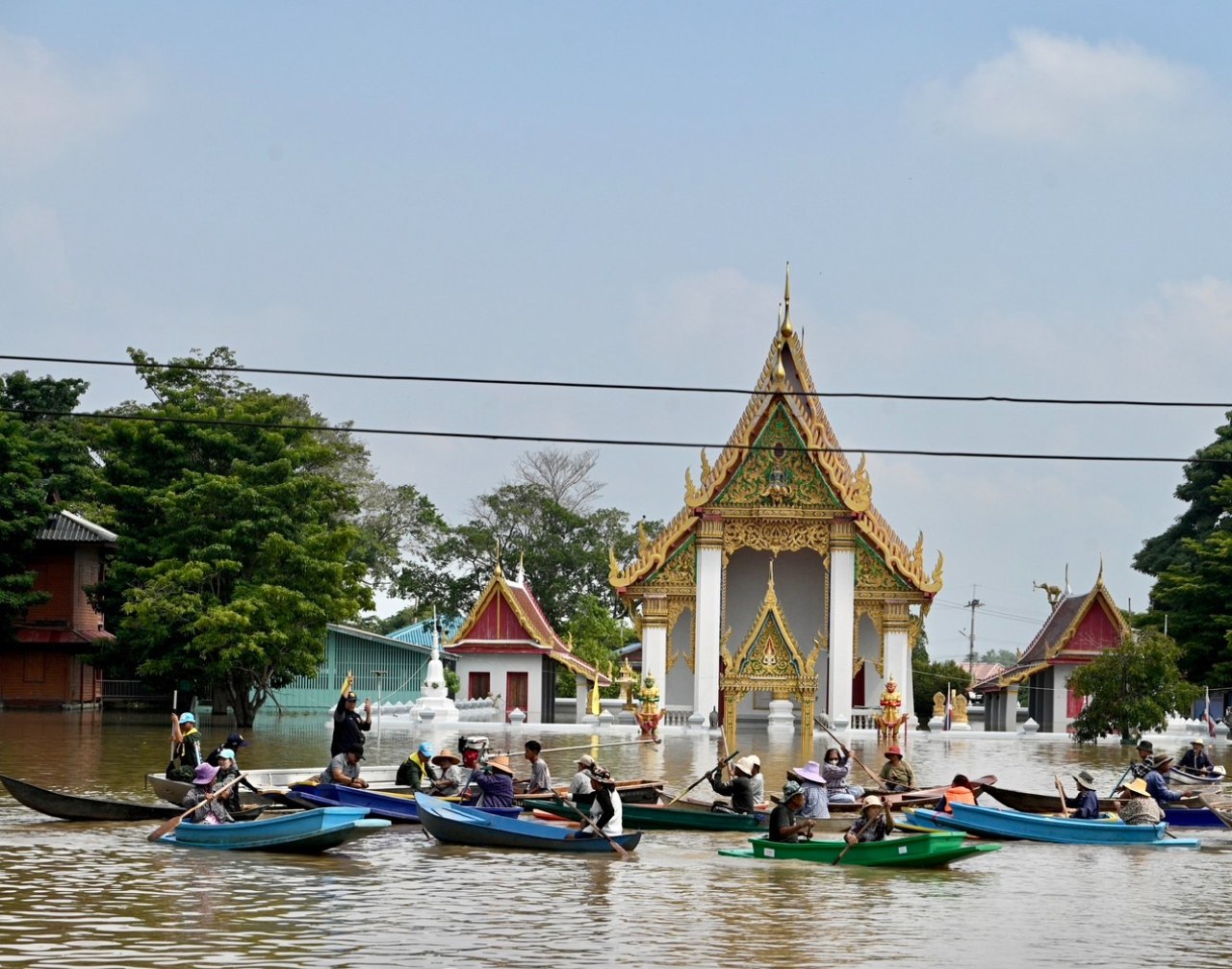Премьер-министр Анутин в затопленной Аюттхае
