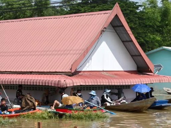 Премьер-министр Анутин в затопленной Аюттхае