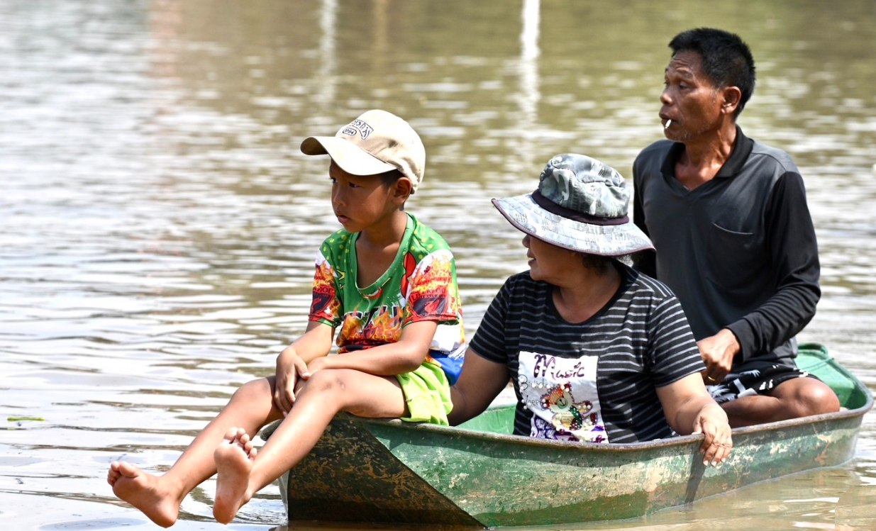 Премьер-министр Анутин в затопленной Аюттхае