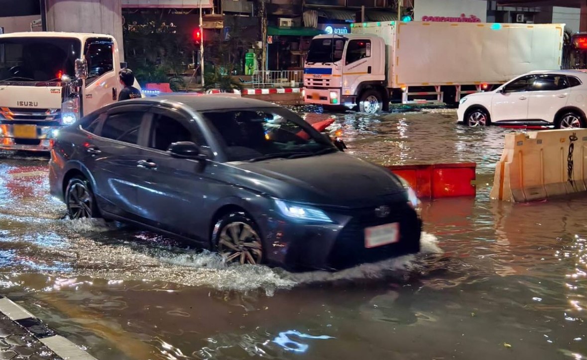 Наводнение в Бангкоке: затоплены дороги