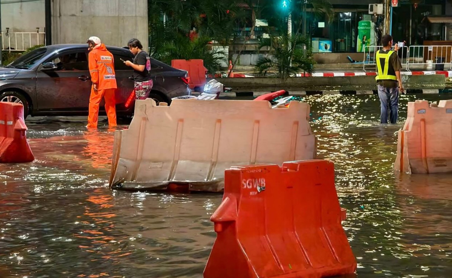 Наводнение в Бангкоке: затоплены дороги