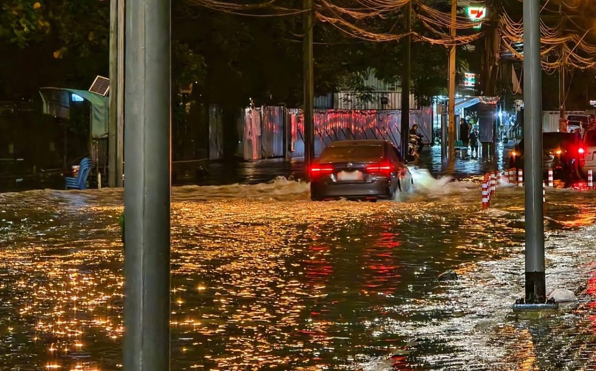 Наводнение в Бангкоке: затоплены дороги
