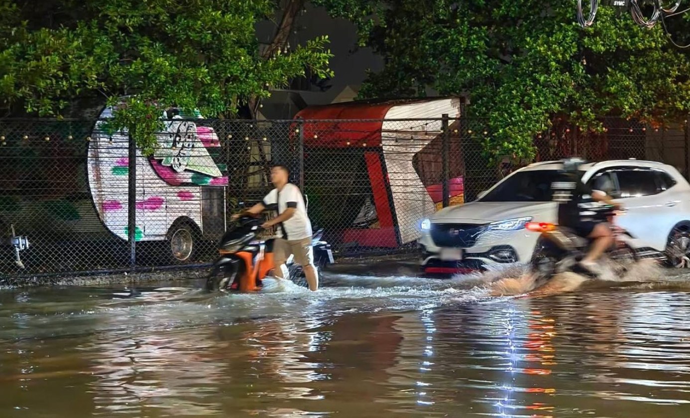Наводнение в Бангкоке: затоплены дороги
