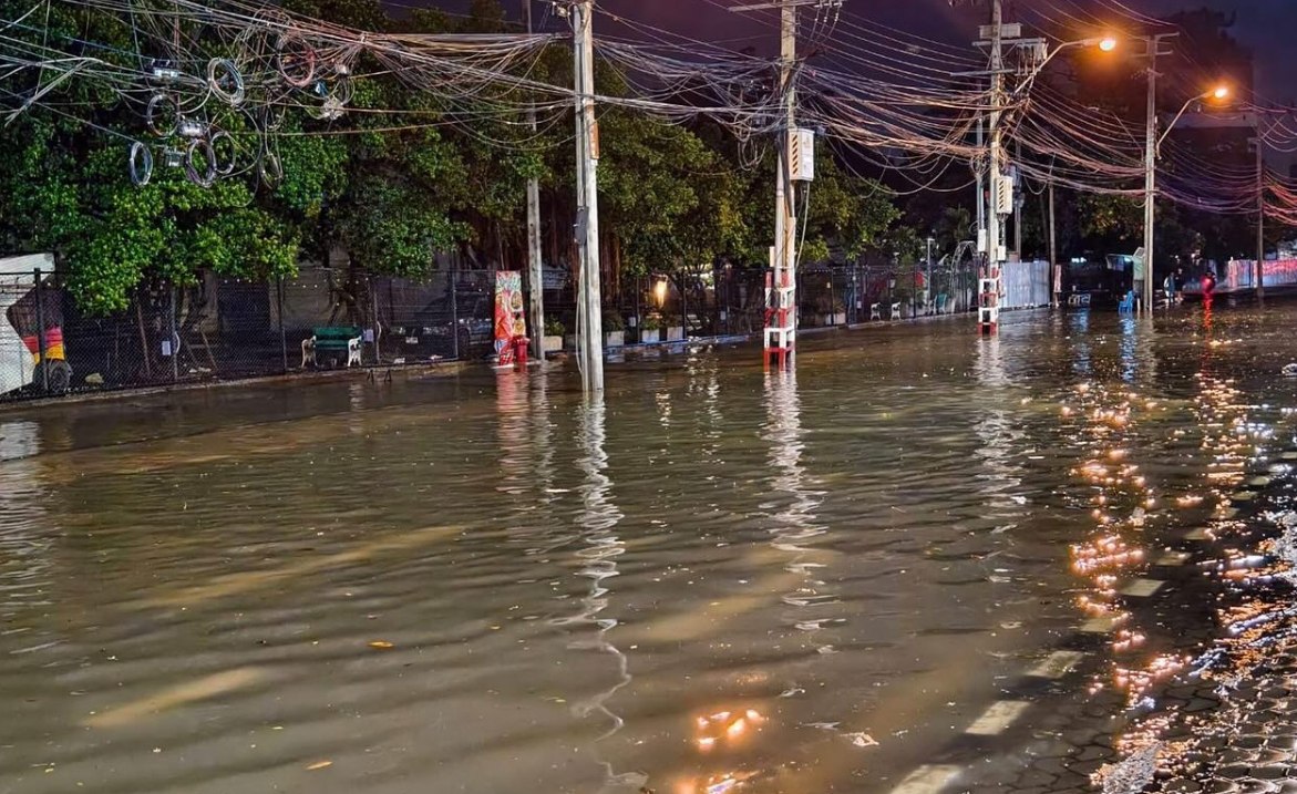 Наводнение в Бангкоке: затоплены дороги