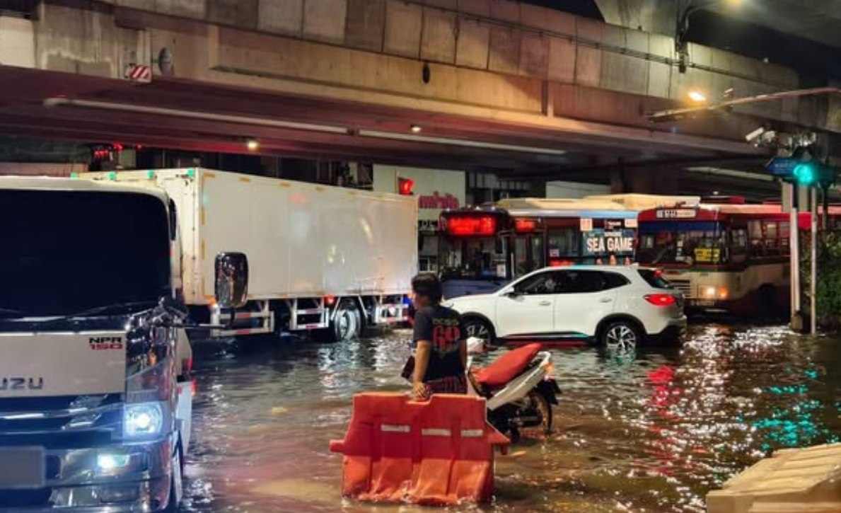 Наводнение в Бангкоке: затоплены дороги