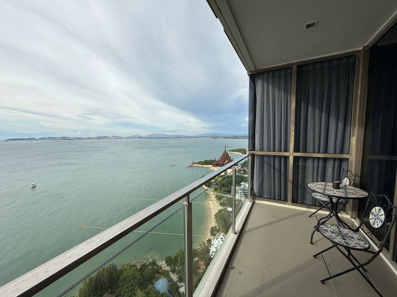 Аренда двухкомнатного апартамента с видом на море