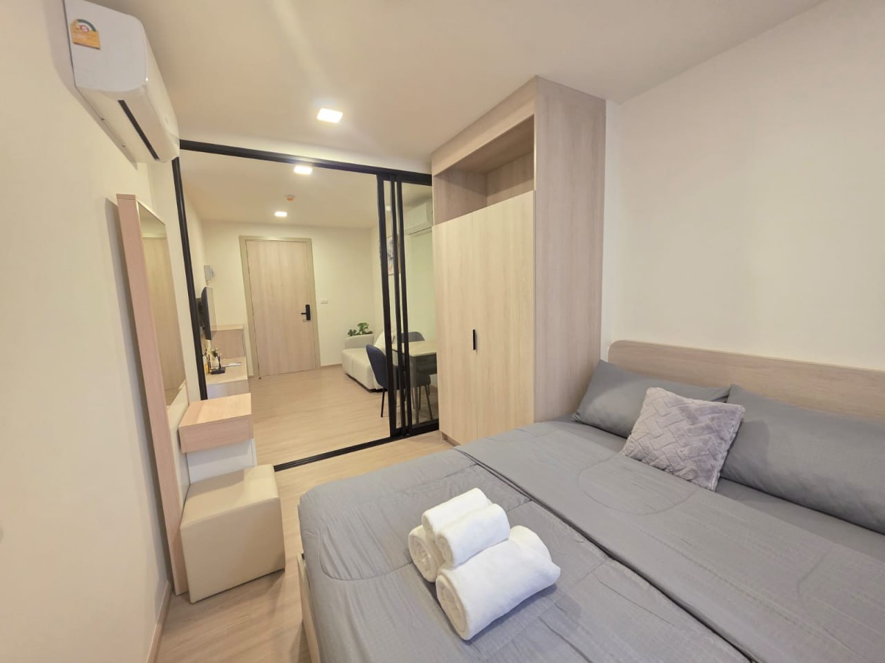 Студия с бассейном и залом