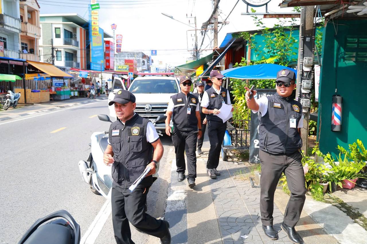 Уборка тротуаров на Пхукете