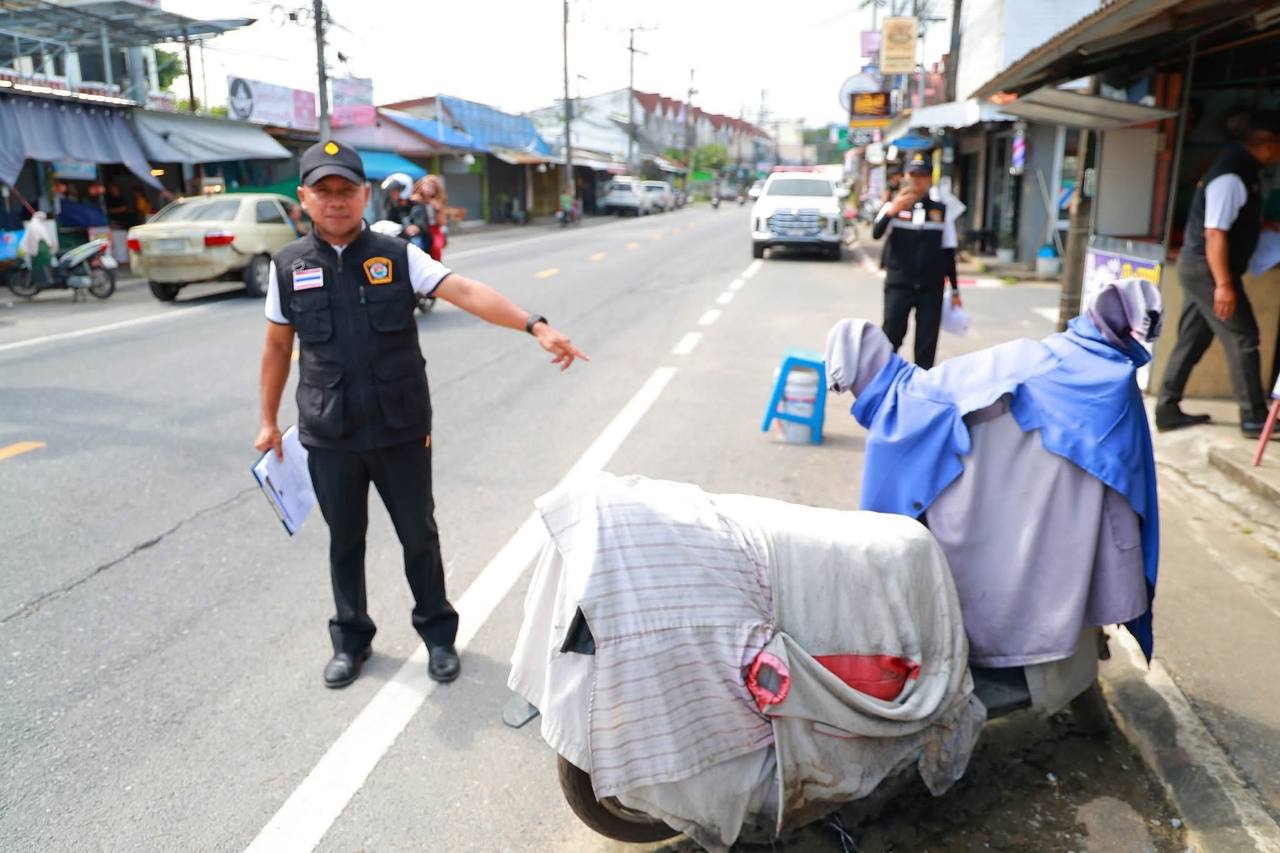 Уборка тротуаров на Пхукете