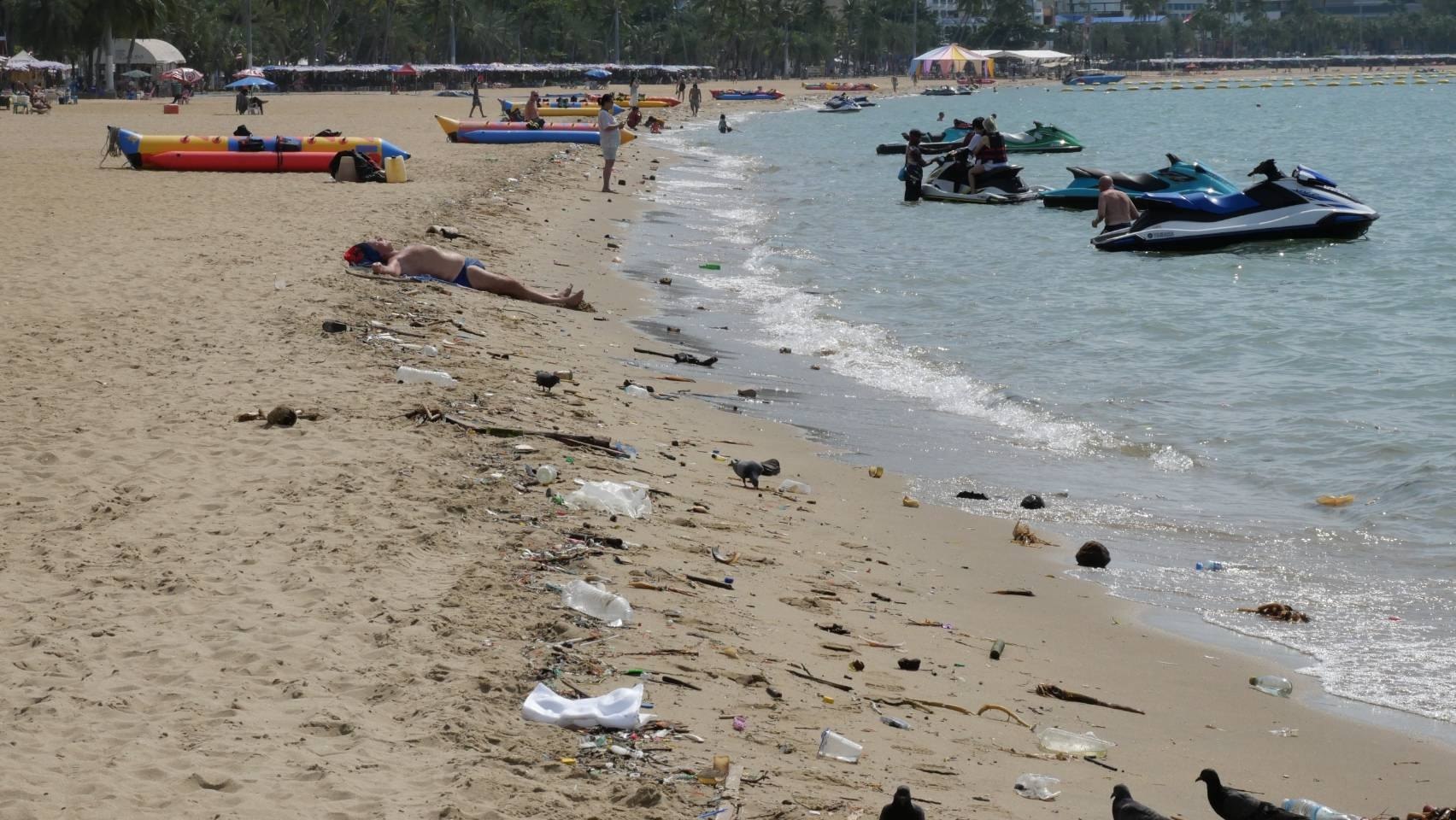 Паттайя очищает пляжи после дождей